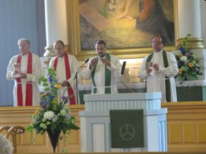 Ehtoollista jakamassa Seppo Rehumäki (vas.), Jukka Taskinen, Hannu Haukkala ja Olli Koskenniemi.