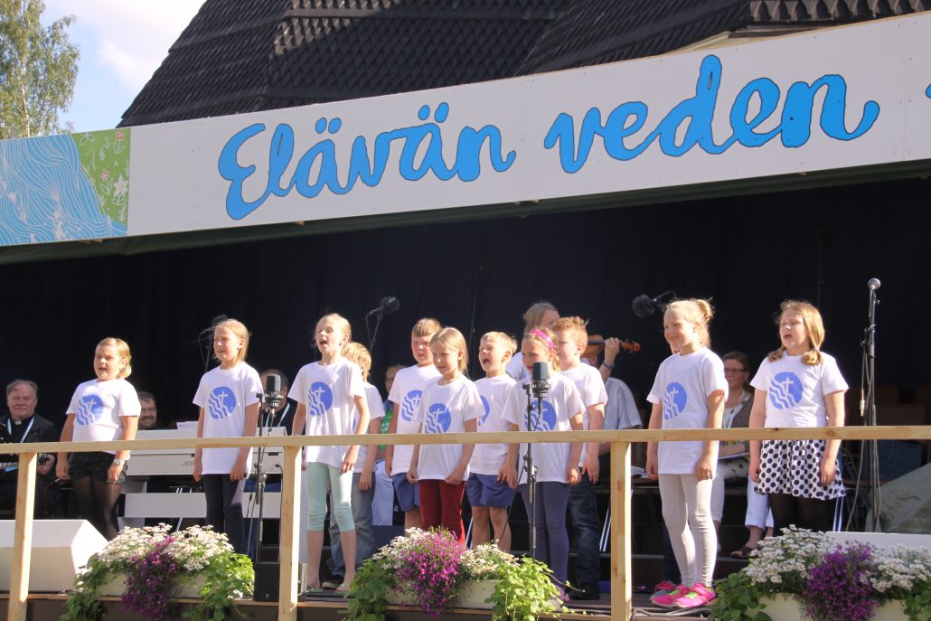 Virtolaiset lapset toivat oman tervehdyksensä Evankeliumijuhlaan laulaen.